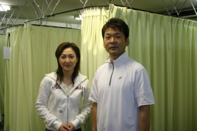 2005年来院中の女優の生稲晃子さんと小林院長